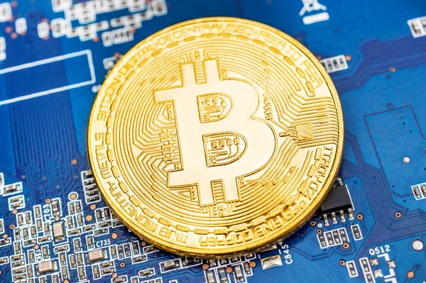 Gouden Munten Van Bitcoin Videokaart Sluit Maar Crypto Mijnbouw Concept Rechtenvrije Stockfoto's