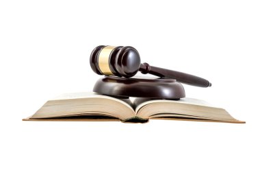 Tahta tokmak beyaz üzerine açık kitap izole.