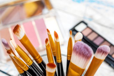 Masada göz farları olan profesyonel makyaj brushe 'si. Güzellik konsepti.