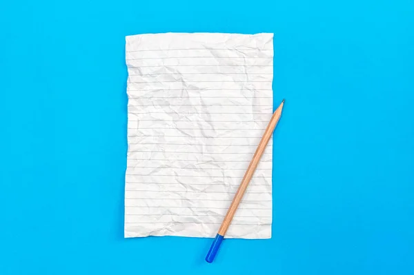 Feuille Bloc Notes Froissée Avec Crayon Sur Bleu — Photo