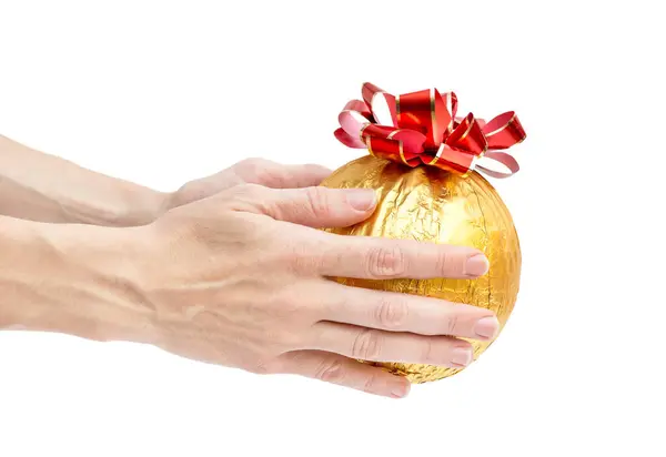 Vrouw Handen Houdt Rond Gouden Geschenk Met Strik Geïsoleerd Wit — Stockfoto