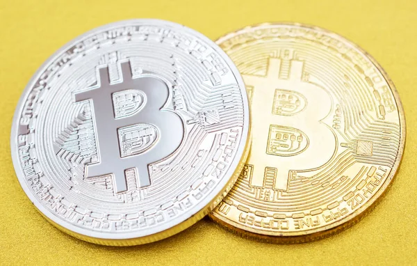 Zilver Gouden Munt Van Bitcoin Gouden Achtergrond Rechtenvrije Stockafbeeldingen