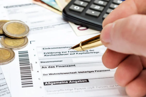 Man Vult Duits Belastingformulier Vertaling Aangifte Inkomstenbelasting Aangifte Betreffende Vaststelling Stockafbeelding