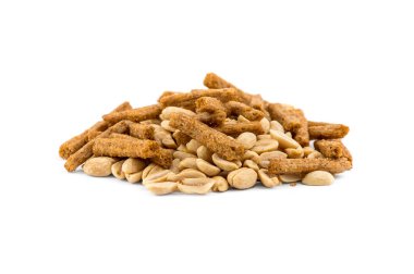 Beyaz üzerine tuzlu ekmek ve fıstık yığını..