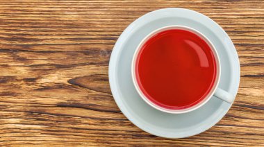 Tahta masada bir fincan çay. Üst Manzara. Yiyecek çerçevesi.