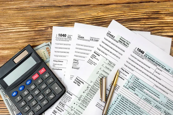 Φορολογικές Φόρμες Στυλό Αριθμομηχανή Και Χρήματα Στο Τραπέζι Στο Πάνω — Φωτογραφία Αρχείου