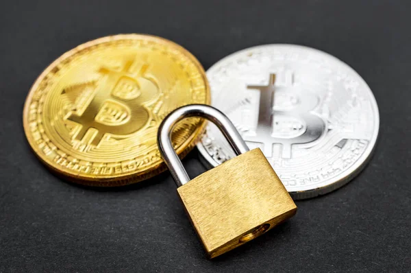 Gouden Slot Twee Munten Van Bitcoins Zwart Begrip Geldbescherming Rechtenvrije Stockfoto's