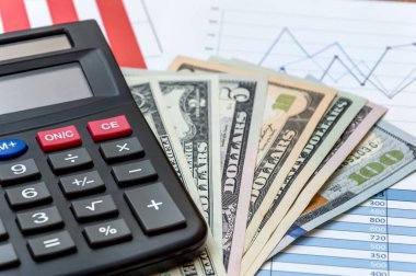 İş grafiklerinde para olan hesap makinesi. İş konsepti. 