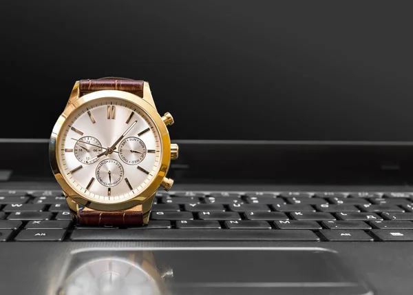 Relógio Pulso Teclado Laptop — Fotografia de Stock