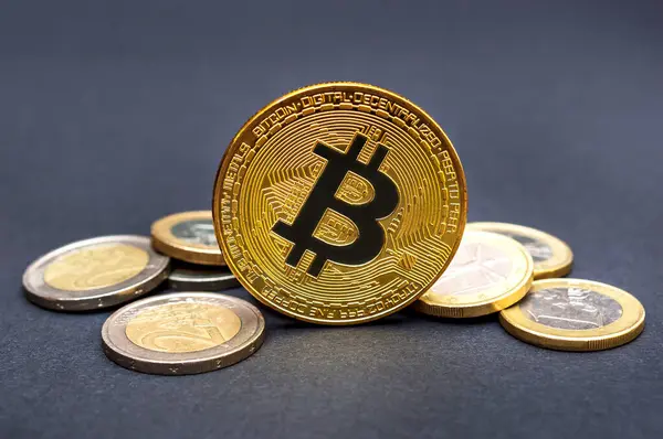 Bitcoin madeni para ve siyah üzerine avro sikkeleri.