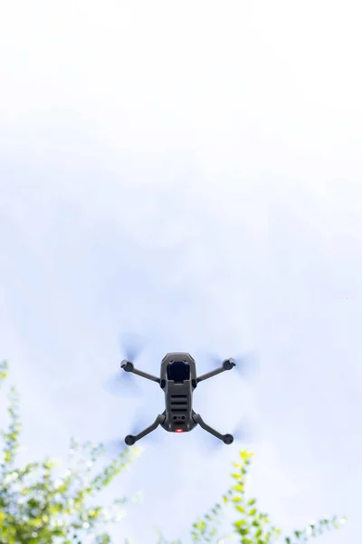 Verticale Sotto Vista Piccolo Drone Che Vola Cielo Aperto Con — Foto Stock