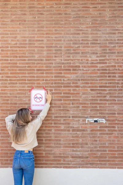 Vue Verticale Jeune Femme Arrière Mettant Panneau Interdiction Dans Mur — Photo