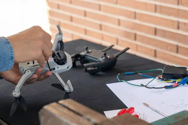 Mécanicien Professionnel Méconnaissable Réparation Petit Drone Avec Tournevis Sur Table — Photo
