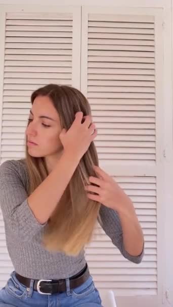 Vista Vertical Joven Mujer Desesperada Mirando Daño Pelo Rubio Liso — Vídeo de stock