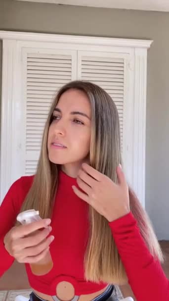 Vista Verticale Giovane Donna Beutiful Rosso Appying Spray Siero Nascondimento — Video Stock