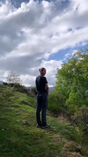 Vue Verticale Jeune Homme Qui Pisse Librement Dans Nature Milieu — Video