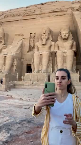 Vertical View Young Smiling Tourist Woman Taking Selfie Facade Entrance — Stockvideo
