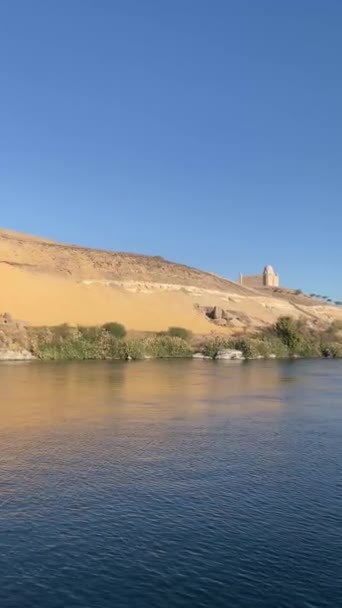 Beautiful Sandy Landmark Faluca Traditional Boat Sailing Nile River Bank — Stock videók
