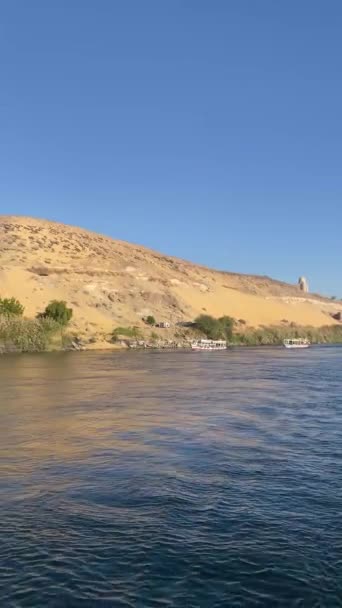 Beautiful Sandy Landmark Faluca Traditional Boat Sailing Nile River Bank — Stock videók