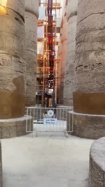 Mısır Tapınağı Ndaki Inşaat Sahasının Altında Güneşli Günlerde Sütunlarda Hiyeroglifler — Stok video