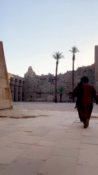 Vertikal Bild Oigenkännlig Traditionell Arabiska Person Promenader Gatan Med Svart — Stockvideo
