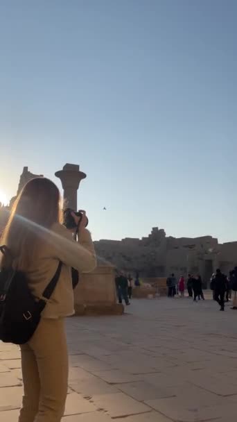 Vertikální Pohled Ženu Fotografující Turisty Chrámu Egyptských Atrakcí Pod Modrou — Stock video