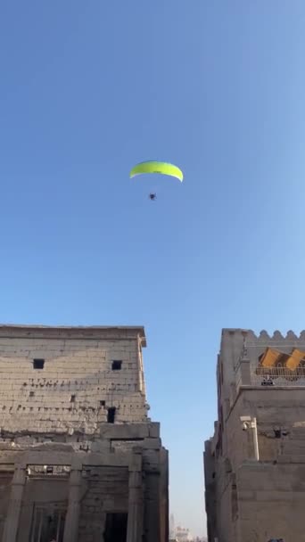 Vista Vertical Del Parapente Volando Sobre Una Fachada Del Templo — Vídeo de stock