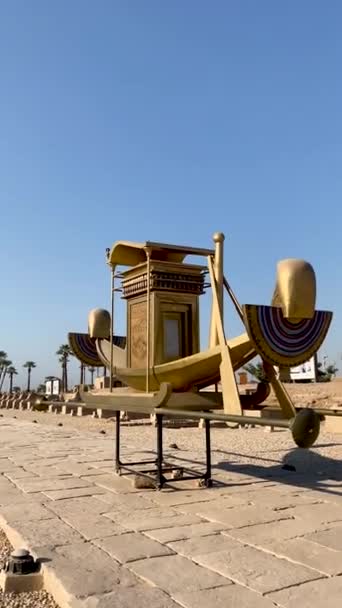 Vertical Avenue Sphinx Luxor Golden Boat Sculpture Traditional Art Egypt — Stok video