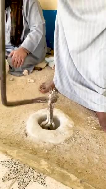 Вертикальный Вид Неузнаваемый Камень Ручной Работы Ремесленника Африки Египте — стоковое видео