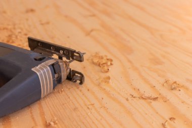 Elektrikli yapboz aletleri klemplerle tahta kesmek ve ahşap detayları atölyedeki talaş yanına yerleştirmek için kullanışlı.
