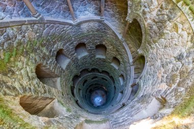 Portekiz 'in Sintra kentindeki Quinta da Regaleira' da Tarihsel Girişimin Hava Perspektifi: Taş Sarmal Merdivenin Dünya 'ya İnen Gündüz Basamakları,