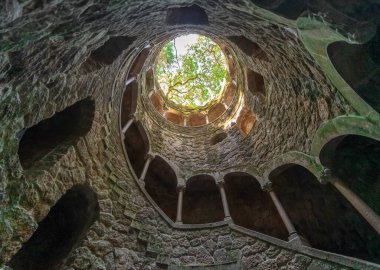 Quinta da Regaleira, Sintra, Portekiz 'de Gündüz Macerası: Düşük Açı, Dikey Vuruş