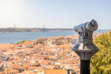 Lizbon, Portekiz 'e Yüksek Açılı, Gündüz Görüş: Şehir manzarasına Bakan Bir Teleskop, Tagus Nehri