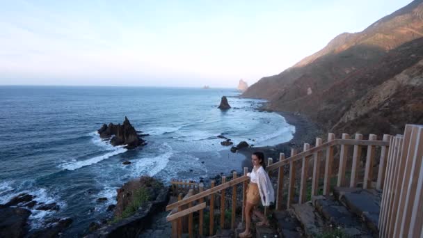 Jonge Vrouw Gaat Trap Met Adembenemend Oceaanzicht Vanaf Benijo Beach — Stockvideo