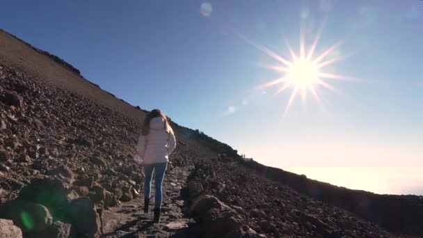 Γυναίκα Από Την Πίσω Πεζοπορία Βραχώδες Βουνό Χειμώνα Ήλιο Λάμπει — Αρχείο Βίντεο