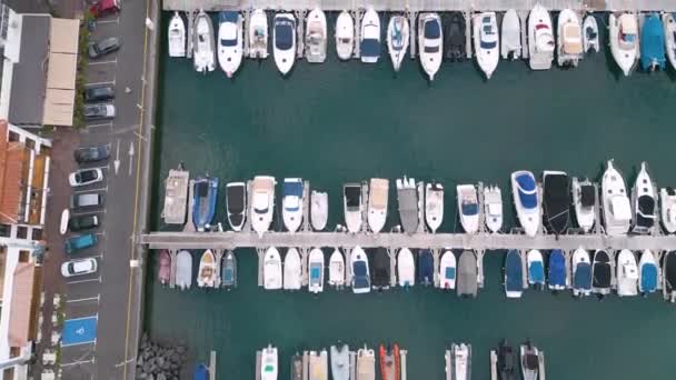 Дивіться Захоплюючі Кадри Дронів Демонструють Різноманітні Човни Воді — стокове відео