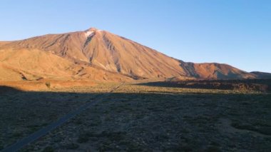 Teide Dağı 'nın yanında Campervan' ın dikey insansız hava aracı görüntüsü