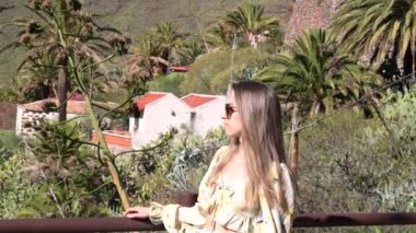 Tenerife 'deki güzel Masca Vadisi' nde bir dağın yanındaki balkonda bir kadın duruyor..