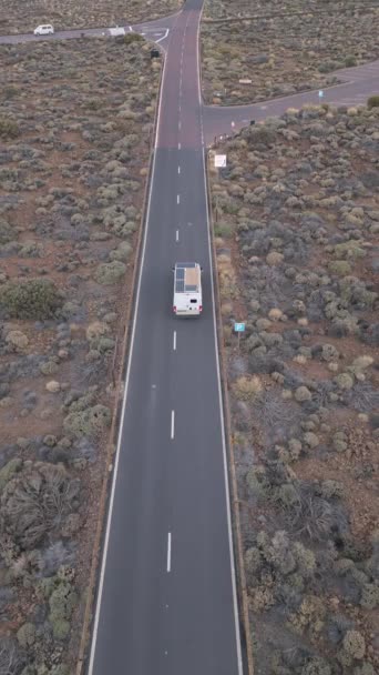 Testemunhe Vista Cativante Uma Caravana Dirigindo Por Uma Estrada Coração — Vídeo de Stock