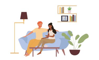 Çiftler yemek yer. Erkek ve kadın sarılıp kanepede oturur. Evde çay ya da kahve içen mutlu bir aile, sıcak içecekler. Rahatlayın ve rahatlayın. Arkadaşlar odada iletişim kurar. Çizgi film düz vektör çizimi