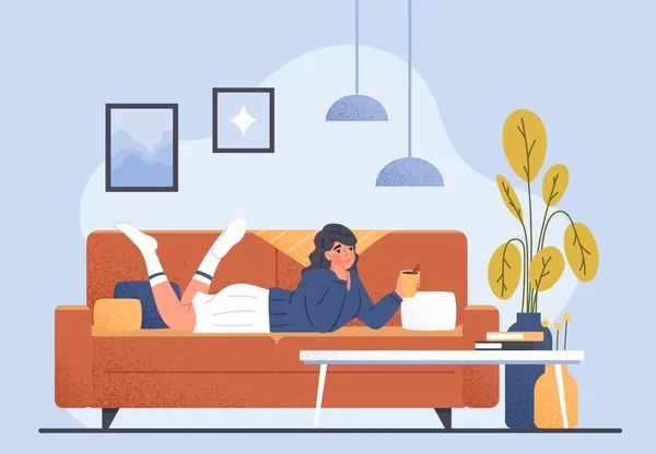 女人在沙发上喝咖啡 喝热饮料的小女孩躺在沙发上 舒适舒适的公寓 下班后或学习后休息 保持积极 冷静和安全 卡通平面矢量插图 — 图库矢量图片