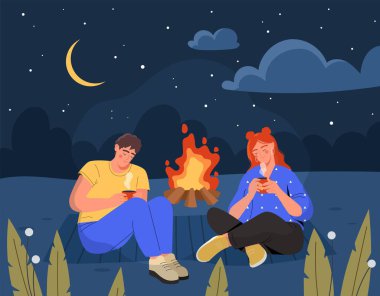 Ormanda kamp yapmak. Bir adam ve bir kadın gece dışarıda, yıldızlı gökyüzünün altında kamp ateşinin yanında oturuyorlar. Romantik randevu, buluşma ve genç bir çiftin sıcak içeceklerle piknikte oturması. Çizgi film düz vektör çizimi