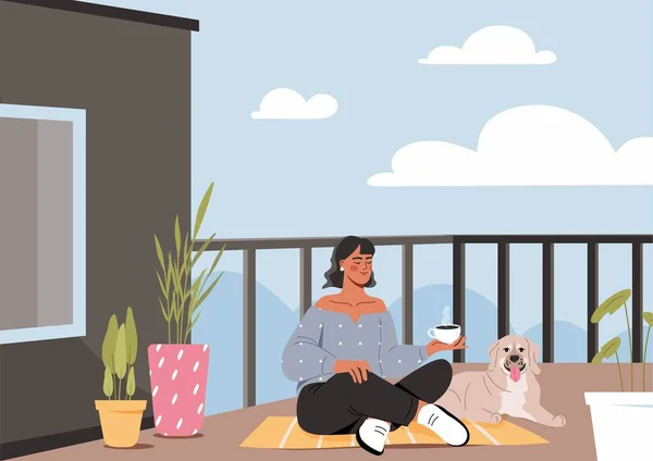 女人在舒适的阳台上休息 拿着一杯咖啡或茶和狗的小女孩坐在莲花的位置上 户外娱乐和休息 女主人与热饮料和宠物 卡通平面矢量插图 — 图库矢量图片