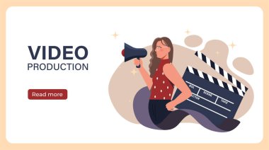 Video yapım afişi. Hoparlörlü kadın elinde alçıpanla. Film çekmek ya da TV dizisi. Film endüstrisi. İniş web sayfası tasarımı. Çizgi film düz vektör çizimi