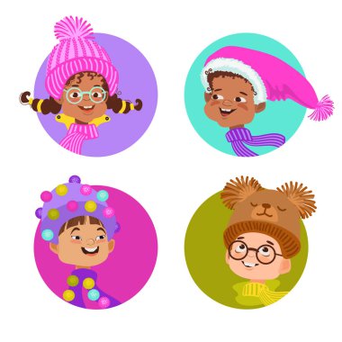 Parlak kış şapkalı mutlu çizgi film çocukları. Başlık takmış neşeli çocukların portreleri. Kızların ve erkeklerin gülen yüzleri. Çok ırklı çocuk avatarları. Vektör düz resimleme.