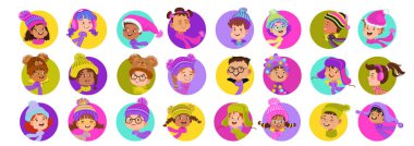 Parlak kış şapkalı mutlu çizgi film çocukları. Başlık takmış neşeli çocukların portreleri. Kızların ve erkeklerin gülen yüzleri. Çok ırklı çocuk avatarları. Vektör düz resimleme.