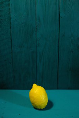 Güzel, koyu arka planda taze limonlar, yan manzara..