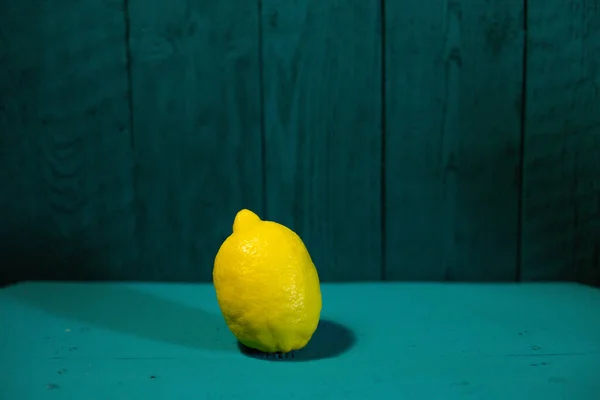 美しい 暗い背景 サイドビュー上の新鮮なレモン — ストック写真