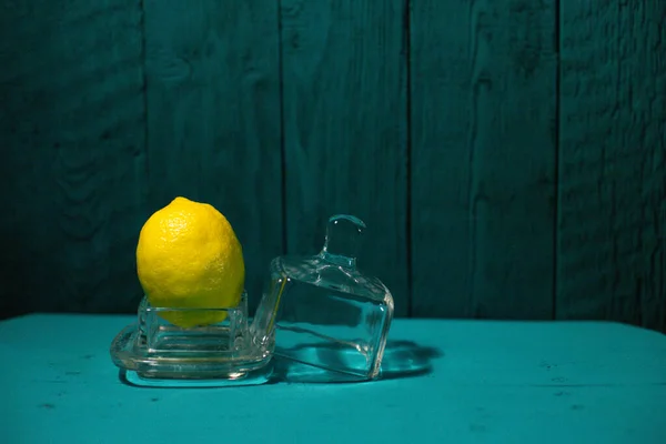 Limone Fresco Vaso Vetro Bellissimo Sfondo Scuro — Foto Stock
