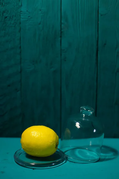 Свежий Лимон Стеклянном Сосуде Красивом Темном Фоне — стоковое фото